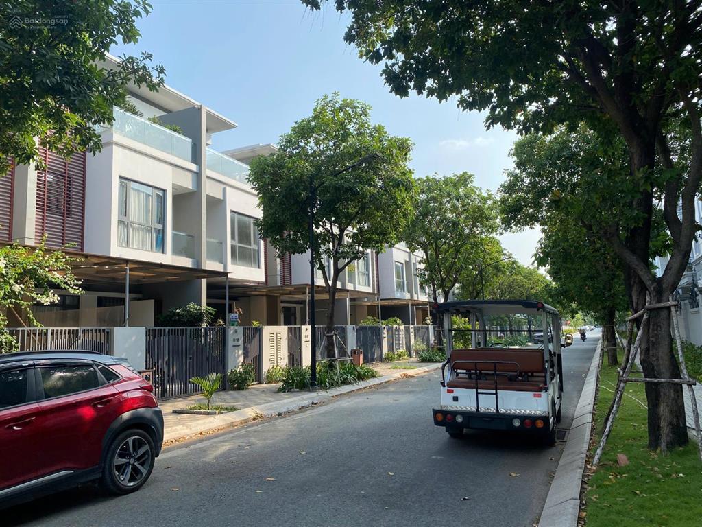 Nhà liền kề 120m2 giá 15.8 tỷ, nt tân cổ điển sang trọng. khu an ninh yên tĩnh.  0939 968 ***
