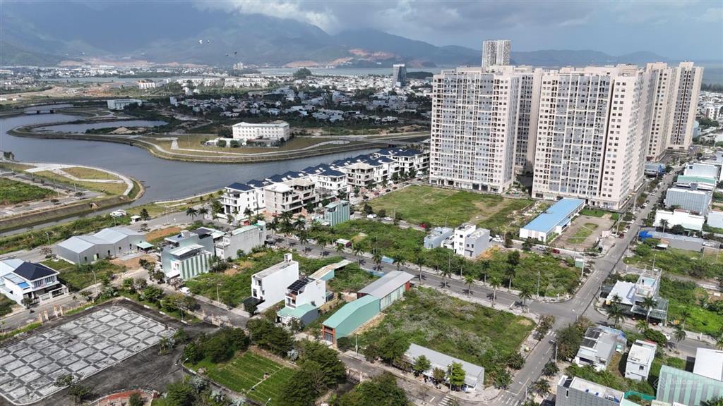 Sụp hầm lô lakeside đường 5,5m đường trung lập 16 giá siêu rẻ chỉ 3,4tỷ/100m2