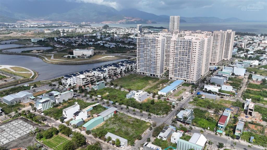 Sụp hầm lô lakeside đường 5,5m đường trung lập 16 giá siêu rẻ chỉ 3,4tỷ/100m2