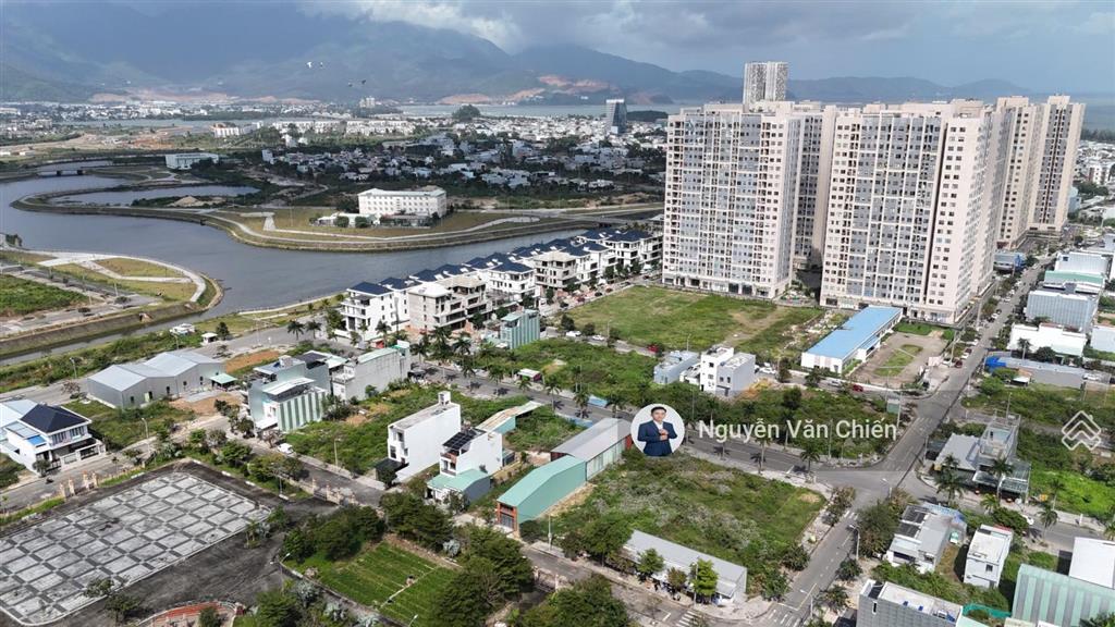 Chính chủ bán lô đất nền lakeside đường trung lập 4 đối diện công viên sạch đẹp thoáng giá sụp hầm