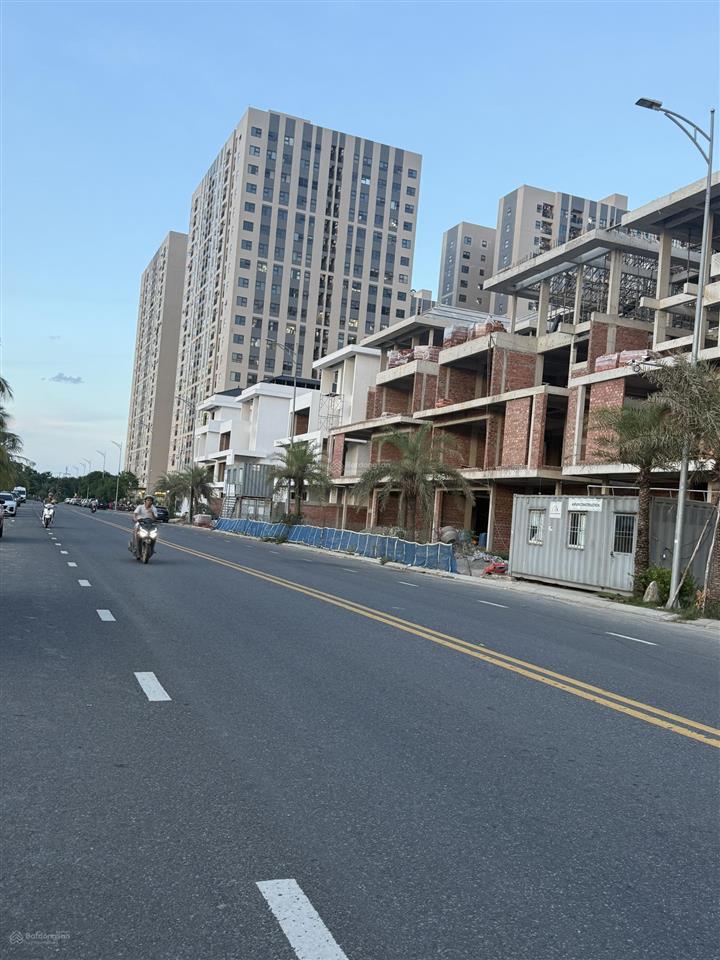 Bán nhà biệt thự vip đẹp, view sông và công viên, thuận lợi kinh doanh, khu sầm uất, đường 15m