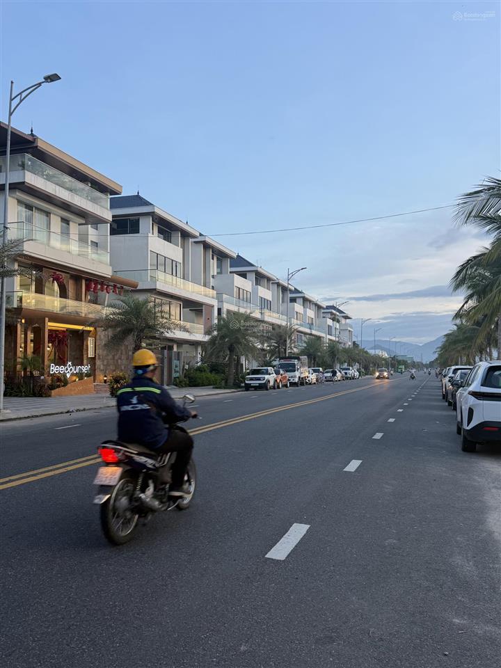 Bán nhà biệt thự vip đẹp, view sông và công viên, thuận lợi kinh doanh, khu sầm uất, đường 15m