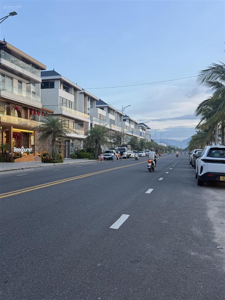 Bán nhà biệt thự vip đẹp, view sông và công viên, thuận lợi kinh doanh, khu sầm uất, đường 15m