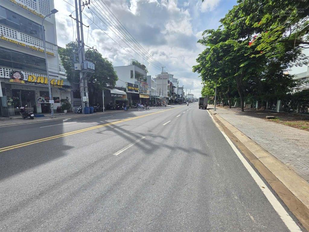 Nhà mặt tiền kinh doanh ngay ký túc xá làng đại học quốc gia tphcm, phường đông hòa, tp dĩ an
