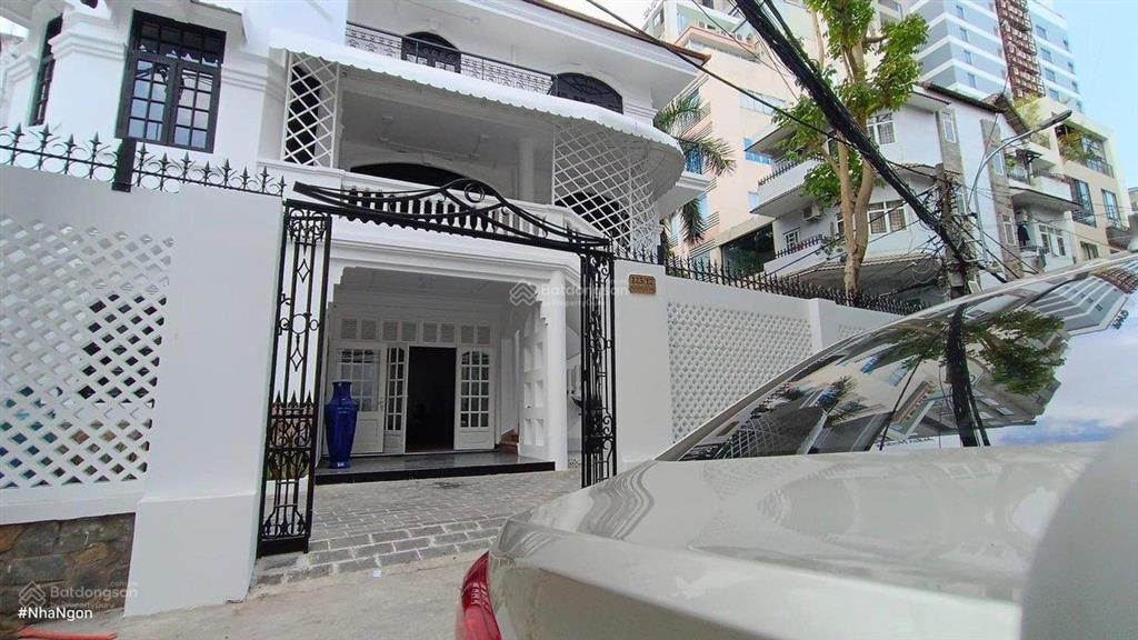 Mặt tiền thụt hai bà trưng, vị trí siêu đẹp, cách chợ tân định chỉ hơn 100m. diện tích rộng.