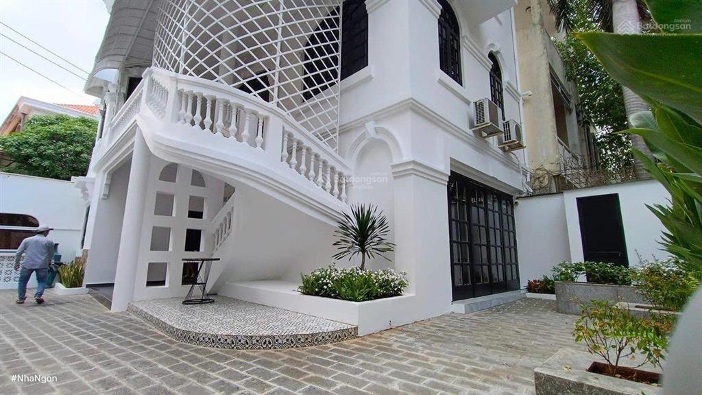 Mặt tiền thụt hai bà trưng, vị trí siêu đẹp, cách chợ tân định chỉ hơn 100m. diện tích rộng.