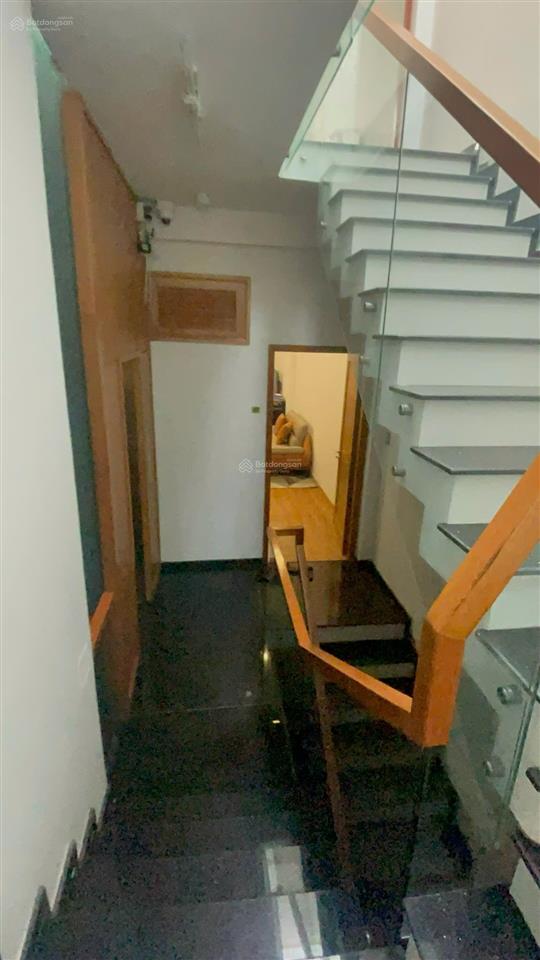 Bán nhà mặt phố cách chợ bến thành 150m, có diện tích 72m2, có 6 tầng đang cho thuê 65 triệu/tháng.