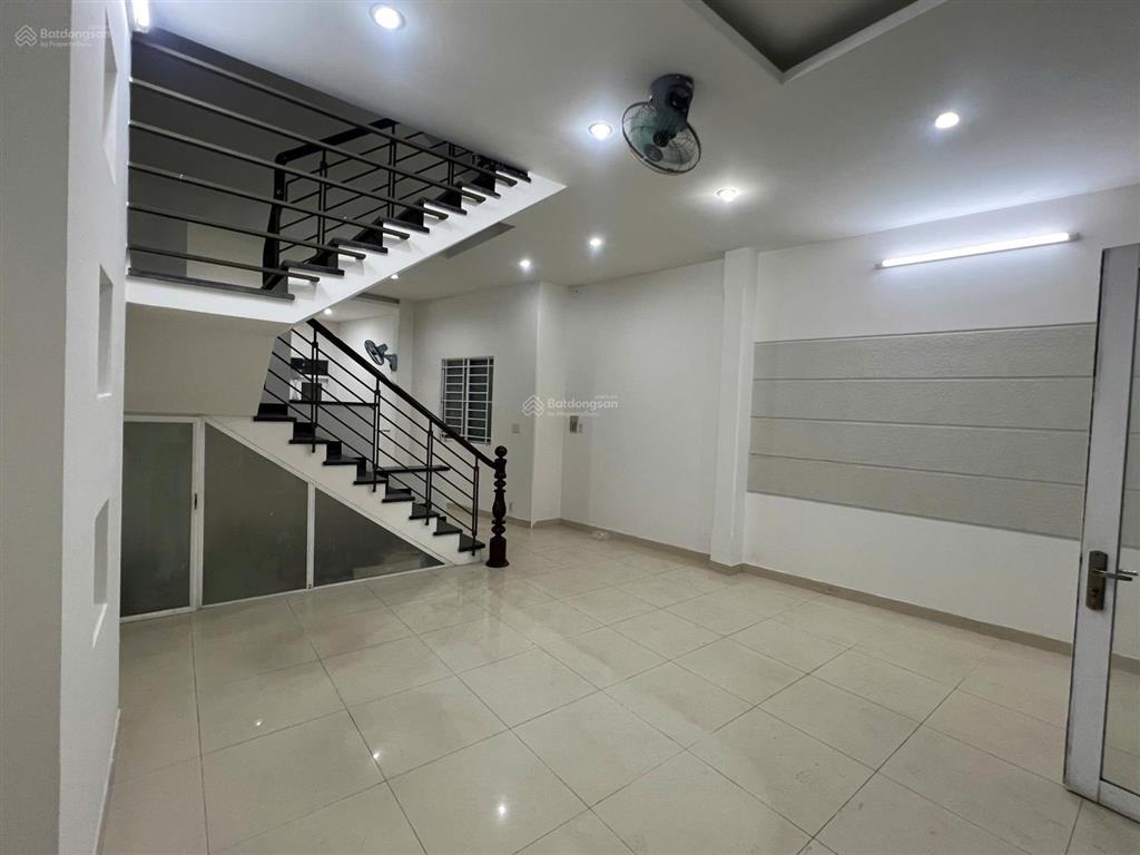Bán nhà hẻm 2 tránh nhau ô tô tránh nhau trung tâm của quận 3 và quận 10. gần 100m2