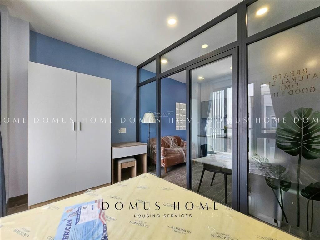 Cho thuê căn hộ 1 phòng ngủ , vách kính ngắn phòng, ban công rộng, nội thất mới 100%