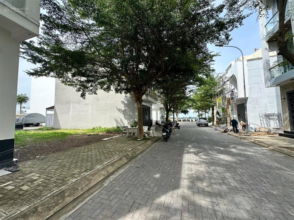 Khan hiếm  bán 01 nền kđt tây sông hậu. vị trí view sông thoáng mát, xây dựng tự do