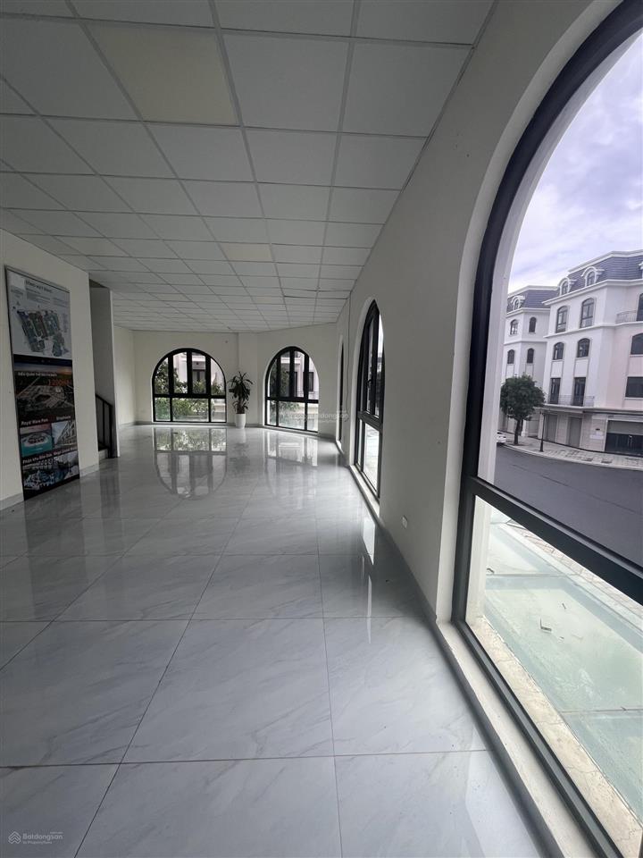 Cho thuê shophouse 3 mặt tiền view chung cư vin2 13tr/th