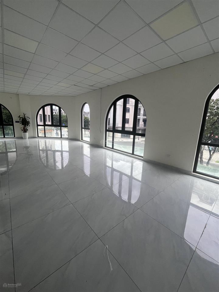 Cho thuê shophouse 3 mặt tiền view chung cư vin2 13tr/th