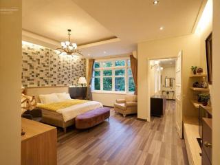 Bán gấp biệt thự ciputra 300m2 chỉ 90 tỷ 4 tầng 1 hầm thang máy mặt tiền 10m view hồ cực đẹp