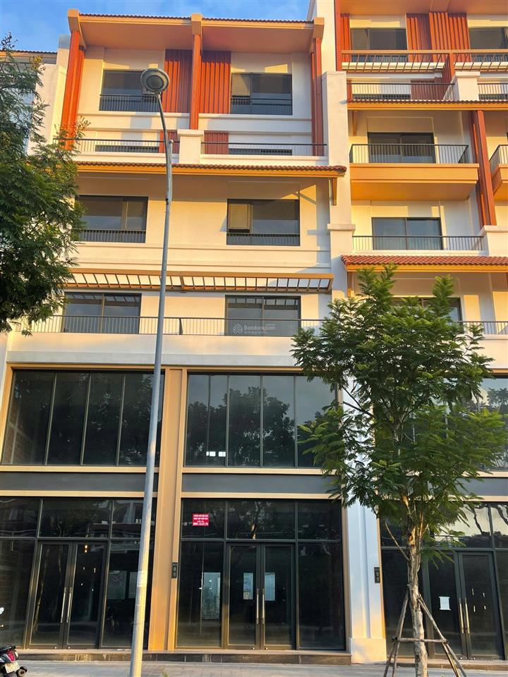 Bán nhanh townhouse mặt đường trần thị lý dự án sun cosmo