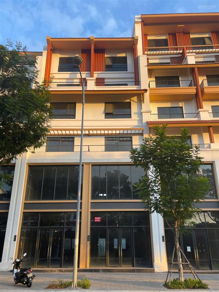 Bán nhanh townhouse mặt đường trần thị lý dự án sun cosmo