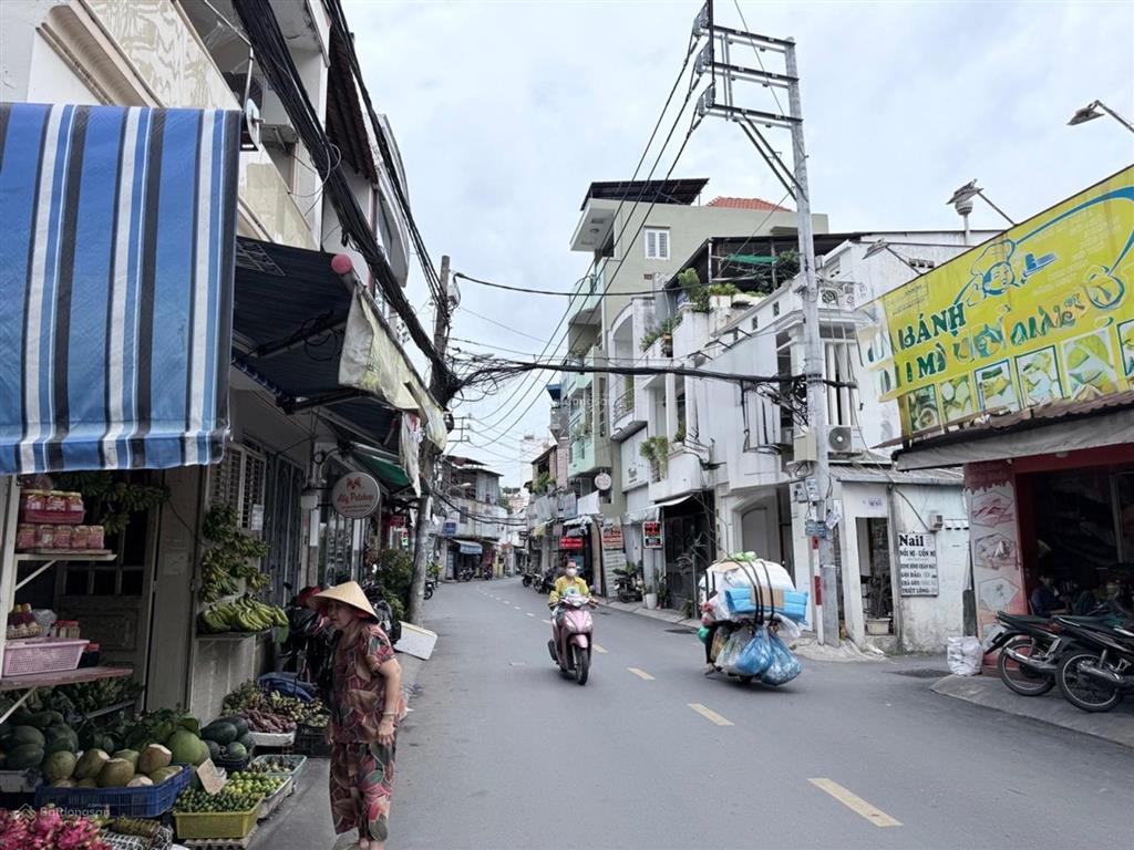 Gần làng đại học khu đường d  bình thạnh  hẻm xe tải  nhà 3 tầng  dt 52m2  chỉ 8.x tỉ.