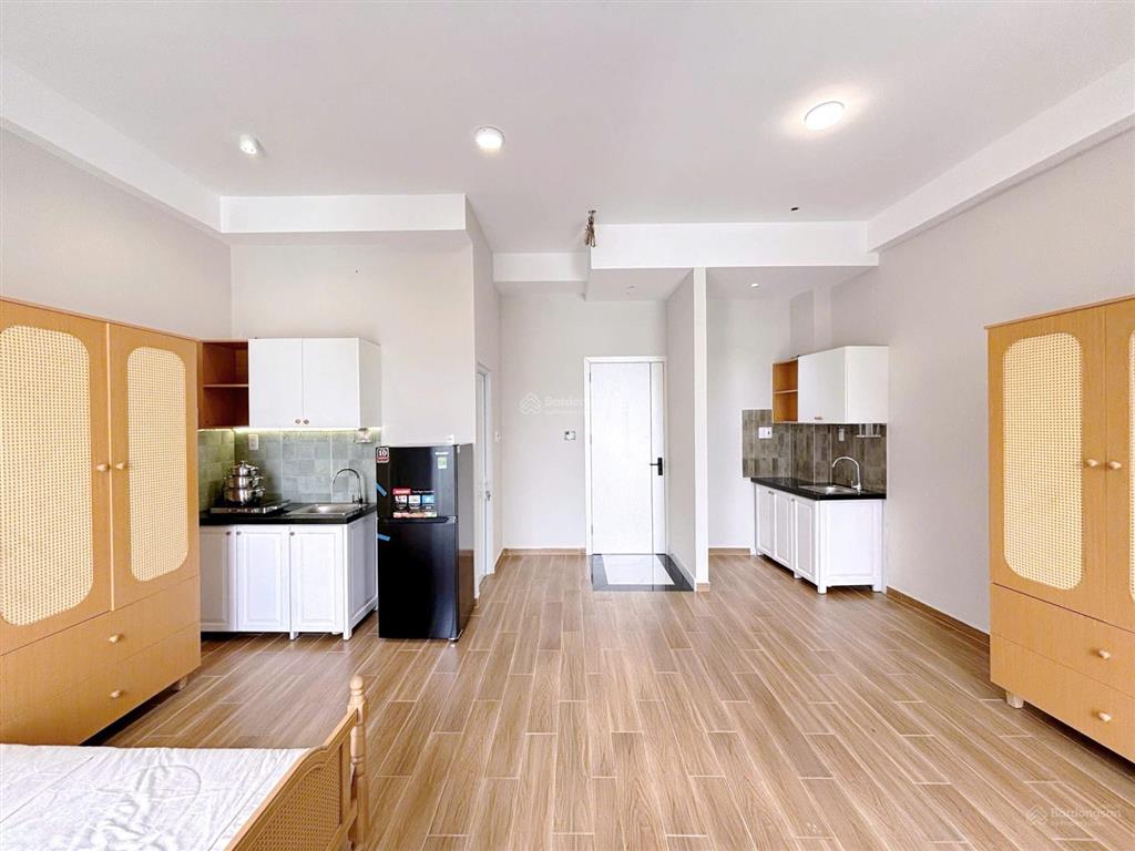 Nhà xây mới 100% studio ban công xinh thoáng mát tại lý thường kiệt gần đầm sen