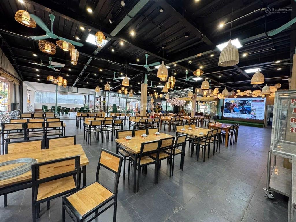 Siêu hot.cho thuê nhà mặt phố hoàng đạo thuý.diện tích 250m2 x 3 tầng,mặt tiền lô góc 15m