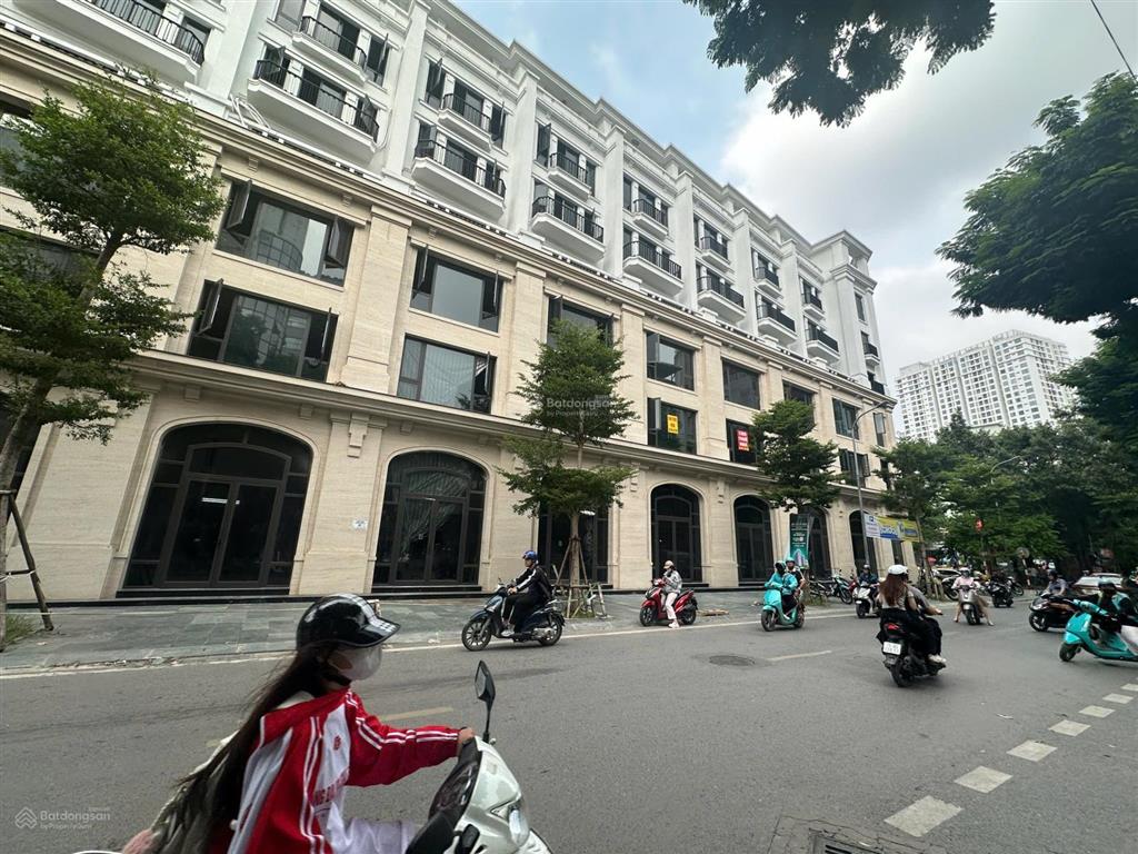 Cực vip. cho thuê mbkd phố chùa láng. diện tích 80m² x 3 tầng, mặt tiền lô góc 15m, đẹp nhất phố