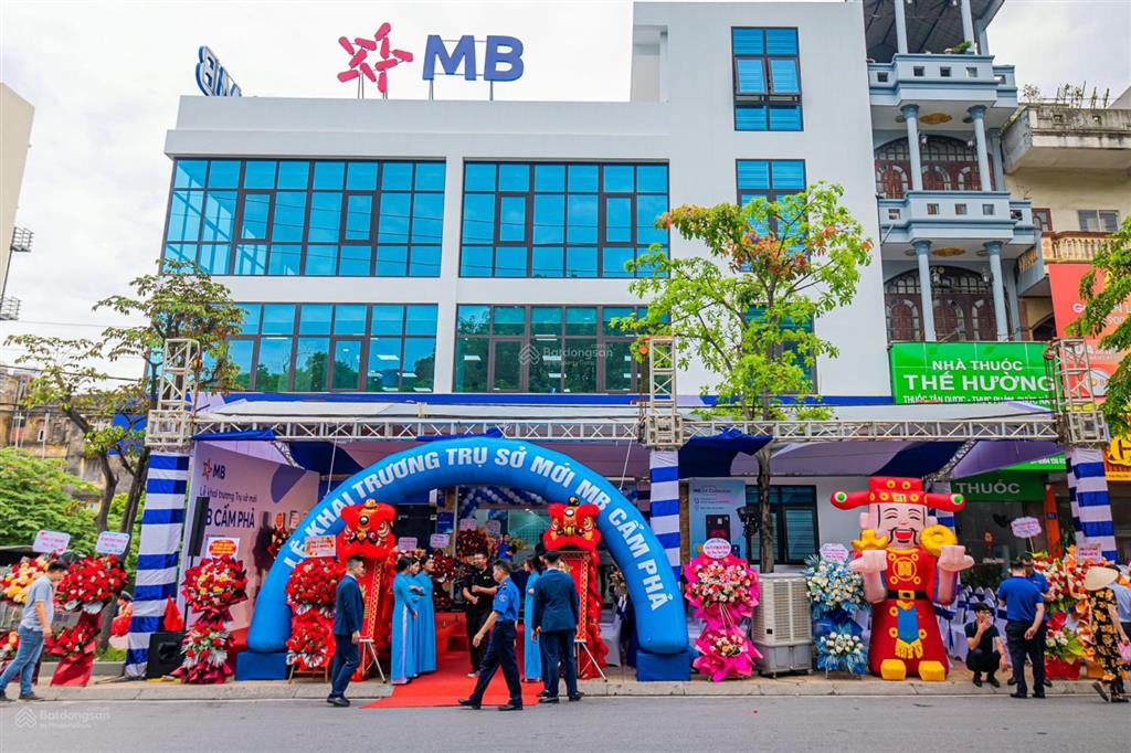 Cực đẹp. cho thuê mbkd phố nguyên hồng. diện tích 150m², mặt tiền lô góc 20m, giá 70 triệu/tháng.