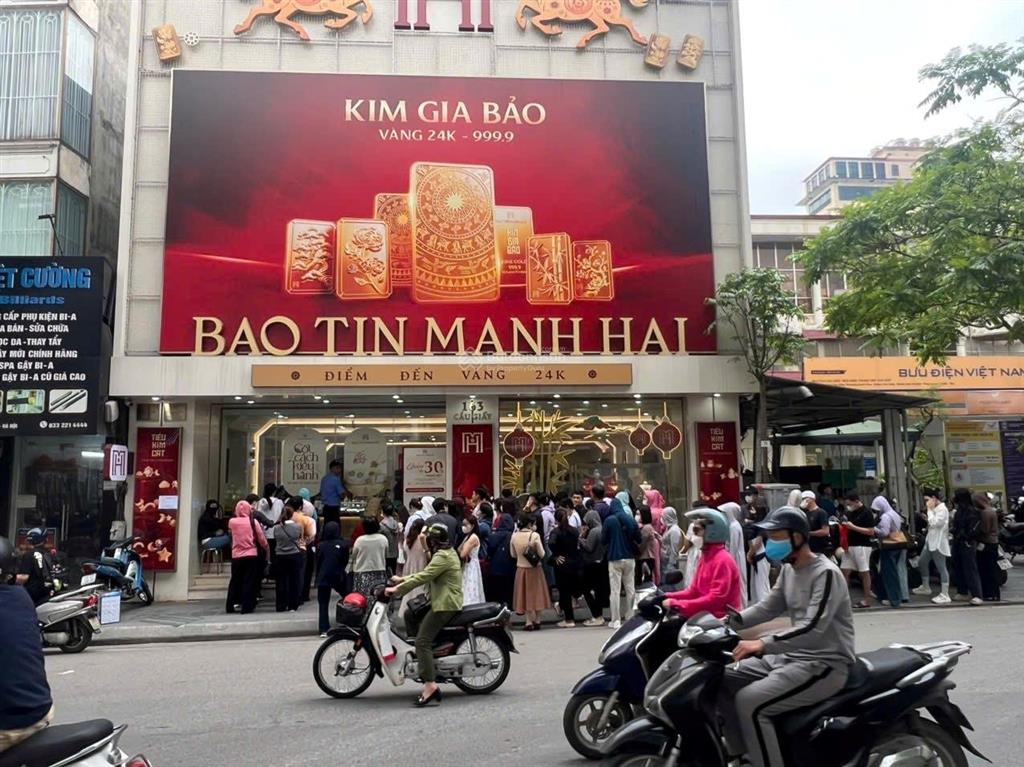 Siêu đẹp.cho thuê mbkd mặt phố lê văn lương.diện tích 250m2,mặt tiền 18m,vị trí gần 5 toà chung cư