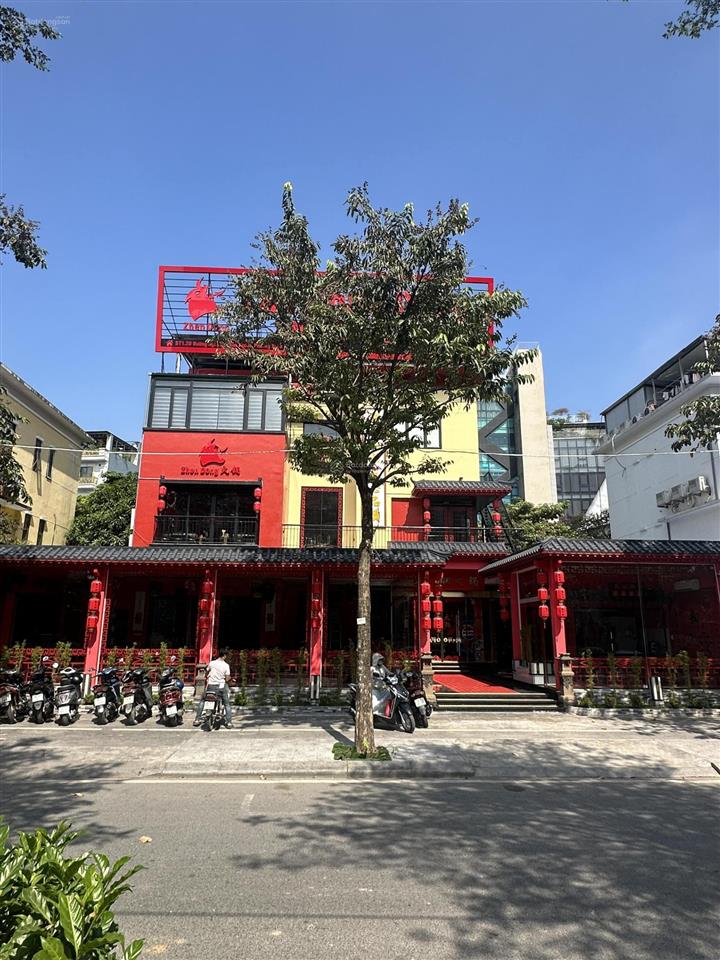 Siêu phẩm. cho thuê nhà mặt phố nguyễn xuân khoát. dt 400m2 x 4 tầng, mt 20m, giá 155tr/mọi mô hình
