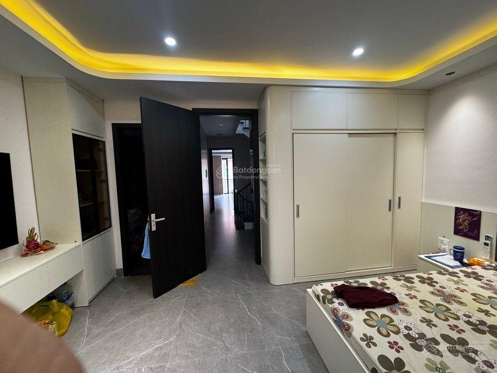 Nhà siêu đẹp  2 thoáng trước sau  5 ngủ
ô tô đỗ cửa  thang máy  nội thất xịn sò diện tích 72m