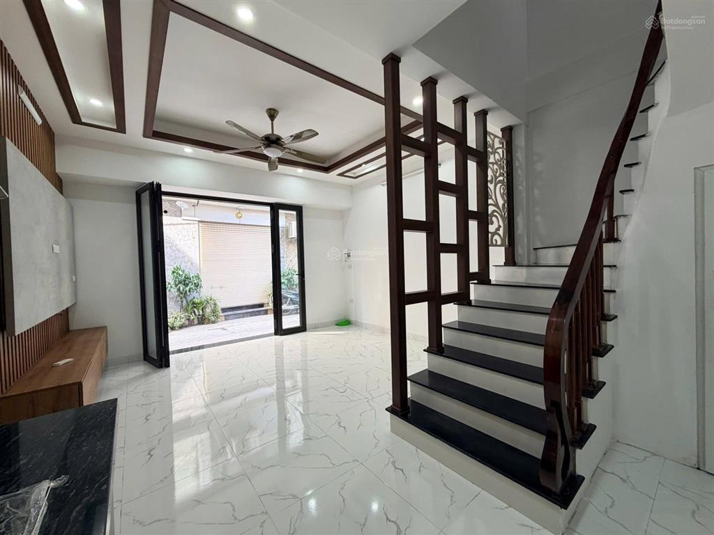 Bán nhà thạch bàn ngõ thông, vị trí lô góc. sát ô tô tránh 20m, dừng đỗ ngày đêm.