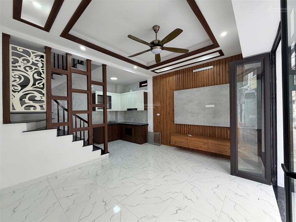 Bán nhà thạch bàn ngõ thông, vị trí lô góc. sát ô tô tránh 20m, dừng đỗ ngày đêm.