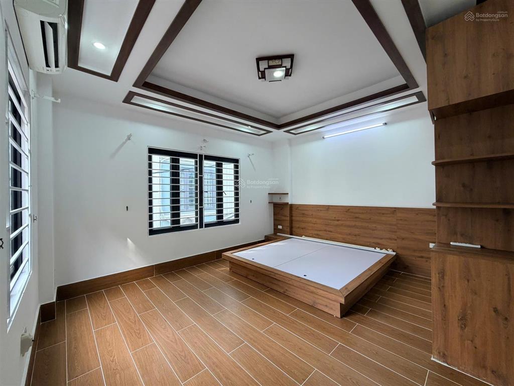 Bán nhà thạch bàn ngõ thông, vị trí lô góc. sát ô tô tránh 20m, dừng đỗ ngày đêm.