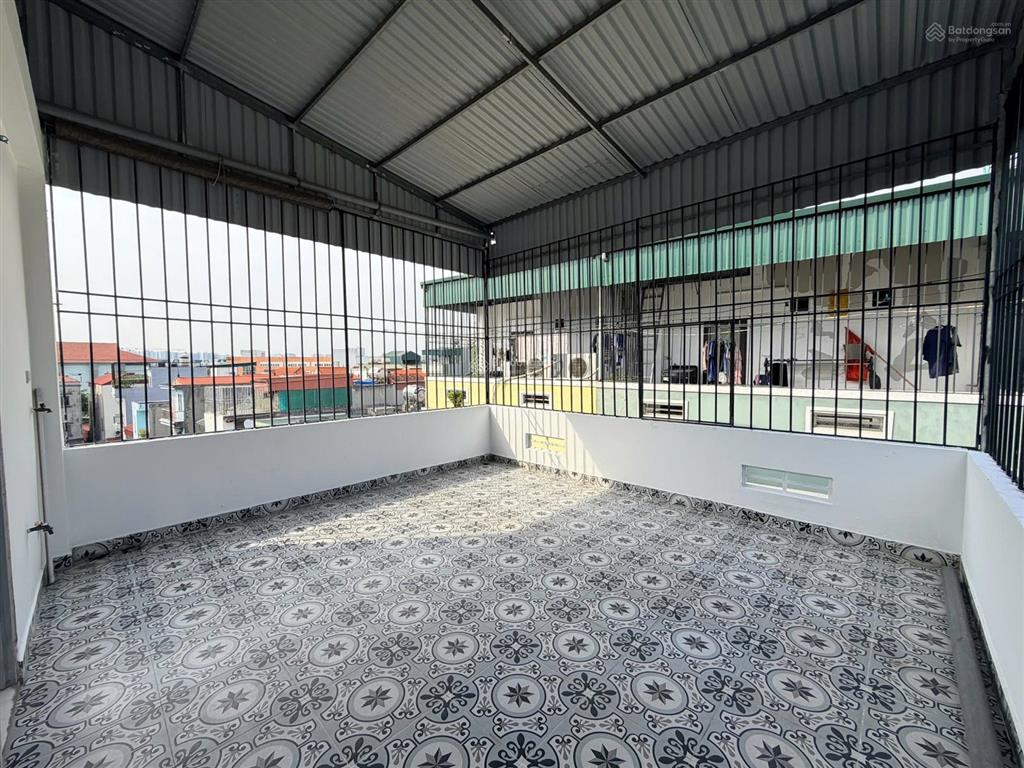 Bán nhà thạch bàn ngõ thông, vị trí lô góc. sát ô tô tránh 20m, dừng đỗ ngày đêm.