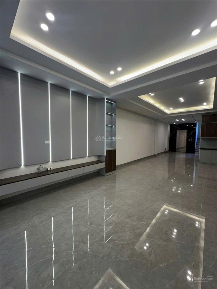 Trung tâm long biên  phân lô  ô tô 7 chỗ vào nhà  xây mới 7 tầng thang máy full nội thất