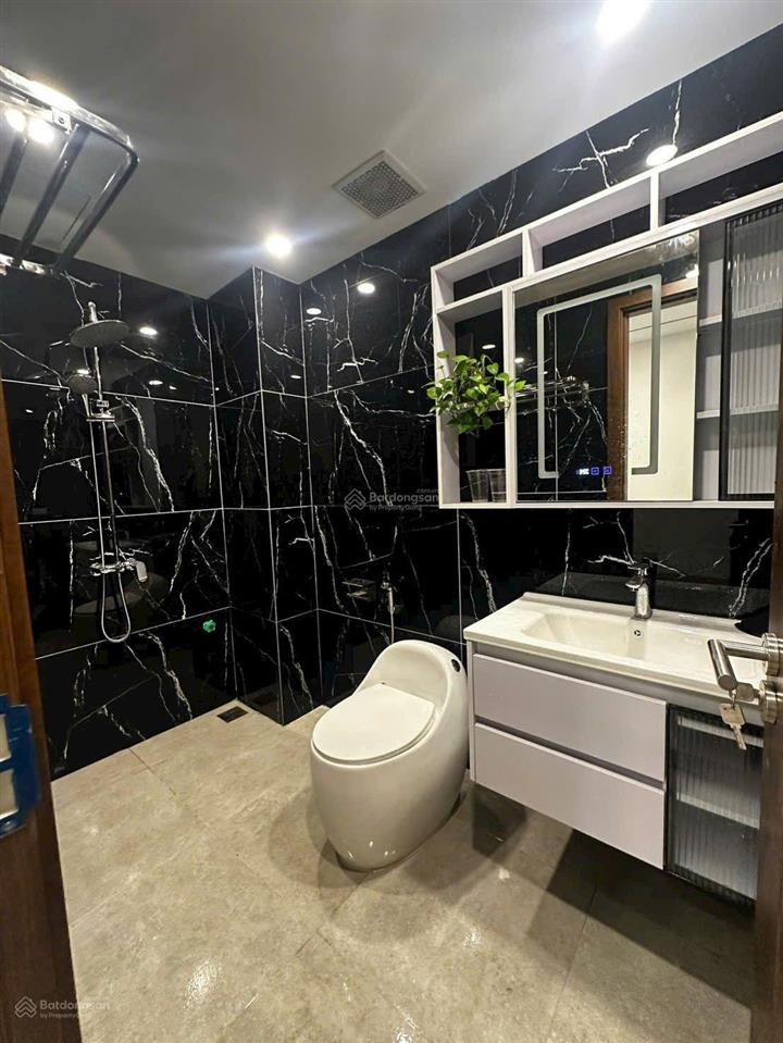 Trung tâm long biên  phân lô  ô tô 7 chỗ vào nhà  xây mới 7 tầng thang máy full nội thất