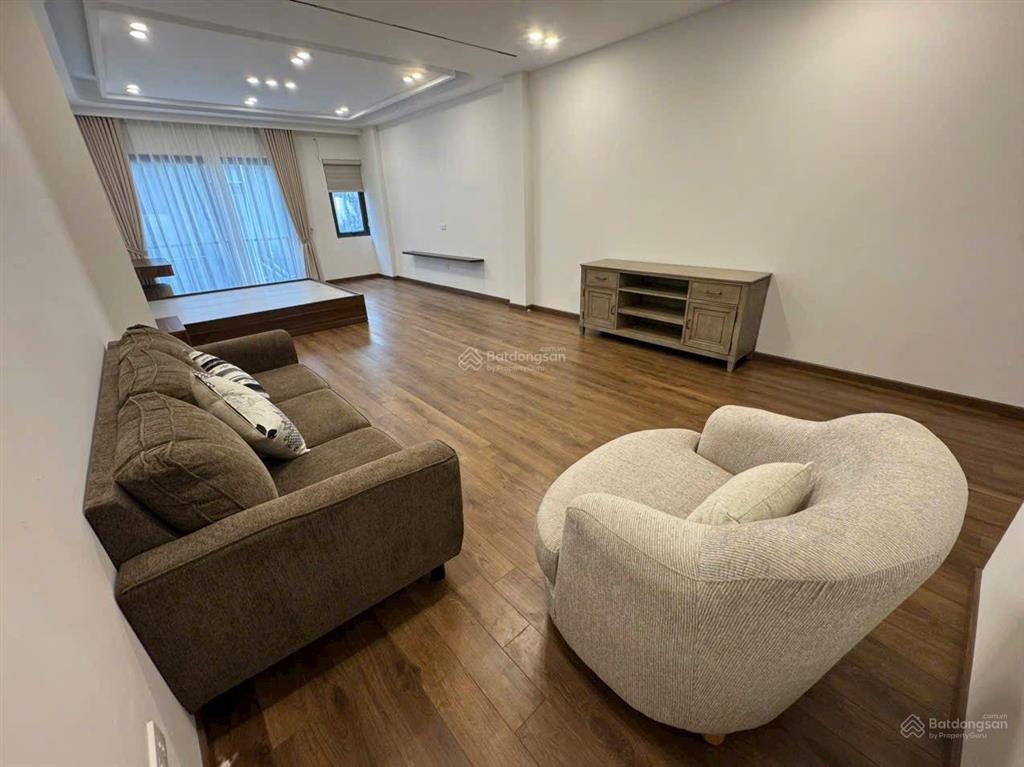 Trung tâm long biên  phân lô  ô tô 7 chỗ vào nhà  xây mới 7 tầng thang máy full nội thất