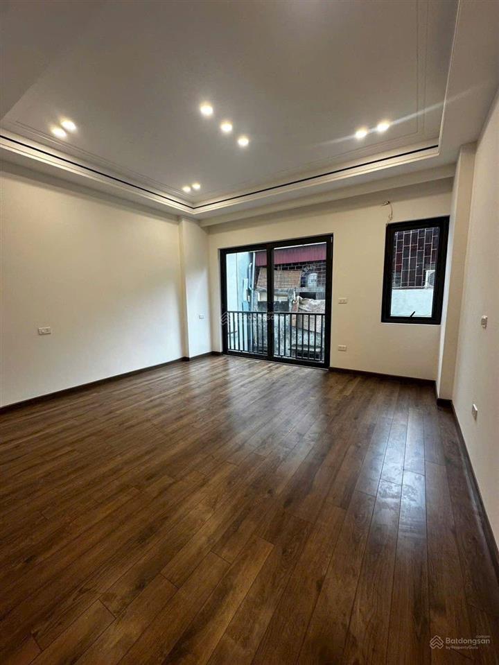 Trung tâm long biên  phân lô  ô tô 7 chỗ vào nhà  xây mới 7 tầng thang máy full nội thất