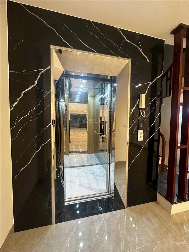 Trung tâm long biên  phân lô  ô tô 7 chỗ vào nhà  xây mới 7 tầng thang máy full nội thất