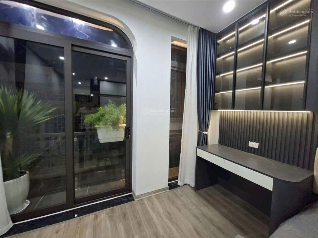 Chính chủ bán căn nhà thạch bàn
xây 6 tầng thang máy tâm huyết full nội thất thiết kế đẹp long lanh