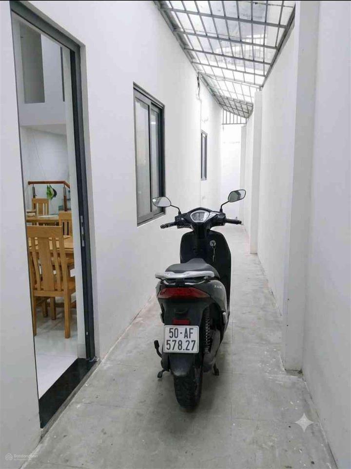 Bán căn nhà đẹp hẻm ư xe hơi tránh nhau được.