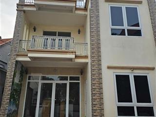 Chính chủ cho thuê nhà 2 tầng giá chỉ 6 triệu/tháng có chỗ để ô tô trong sân, ngay cạnh chợ