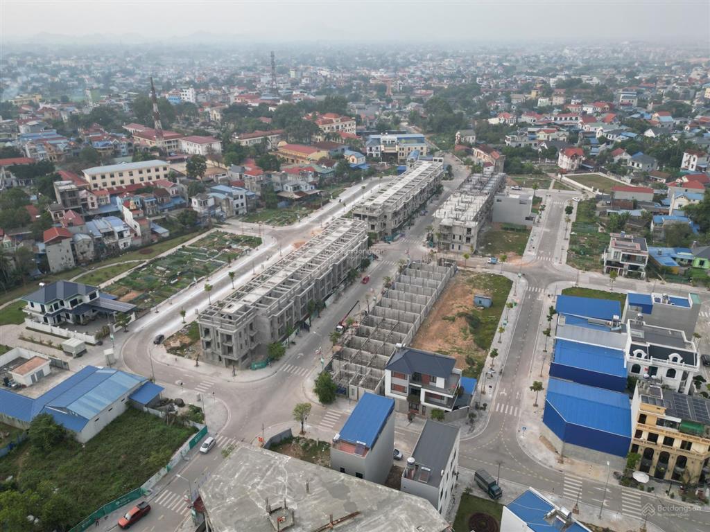 Bán nhà phố shohpouse kinh doanh trung tâm chợ ba hàng phổ yên