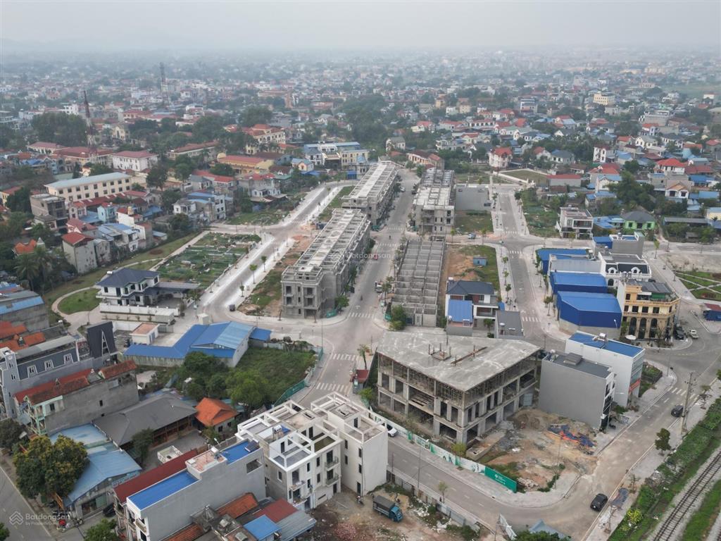 Bán nhà phố shohpouse kinh doanh trung tâm chợ ba hàng phổ yên