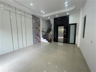 Hot. nhà cầu diễn thang máy, ô tô đỗ cửa, gần ga tàu điện ngầm, dân xây mới, tặng full nt, 45m2*6t