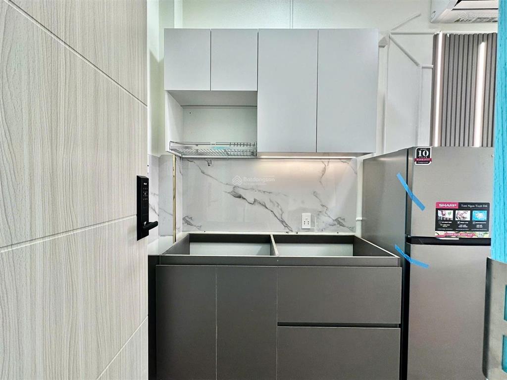 Phòng mới tinh ban công view thoáng. mát mẻ sạch sẽ. hẻm cô giang q1. giá 6.8tr