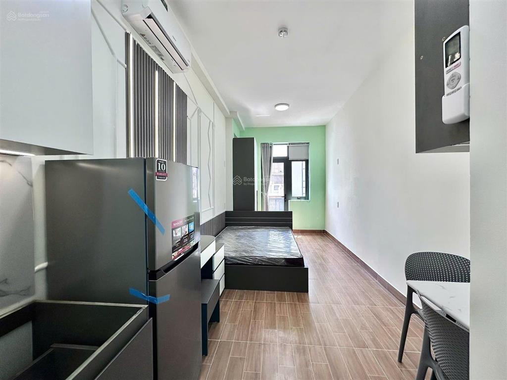 Phòng mới tinh ban công view thoáng. mát mẻ sạch sẽ. hẻm cô giang q1. giá 6.8tr