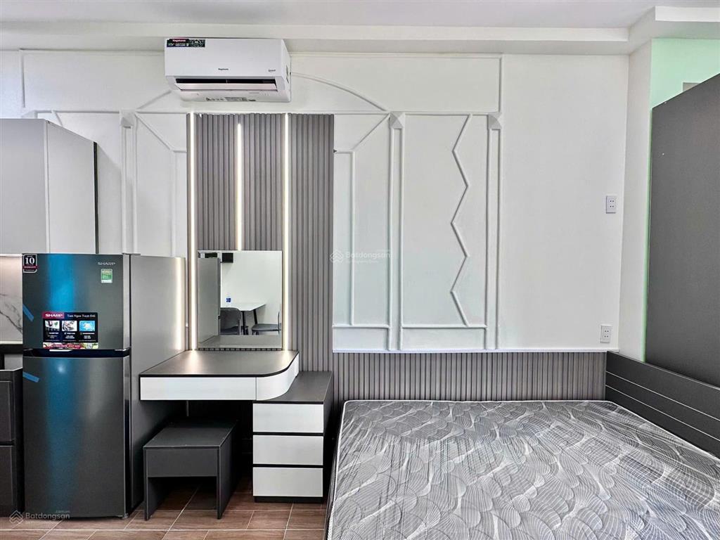 Phòng mới tinh ban công view thoáng. mát mẻ sạch sẽ. hẻm cô giang q1. giá 6.8tr