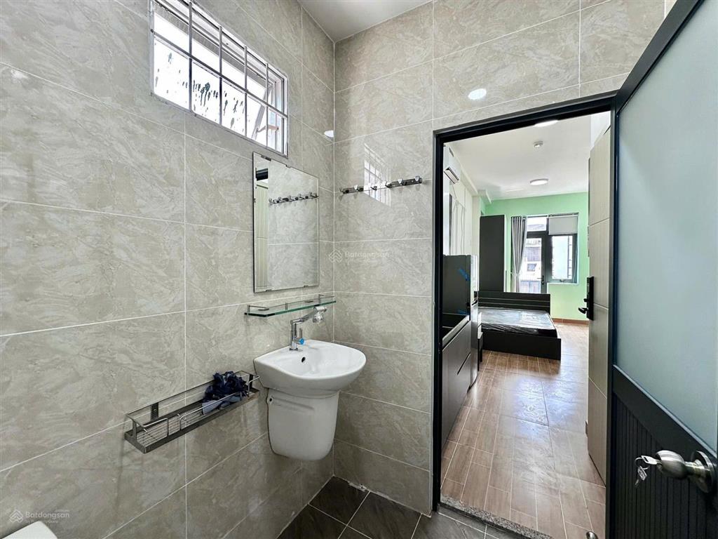 Phòng mới tinh ban công view thoáng. mát mẻ sạch sẽ. hẻm cô giang q1. giá 6.8tr
