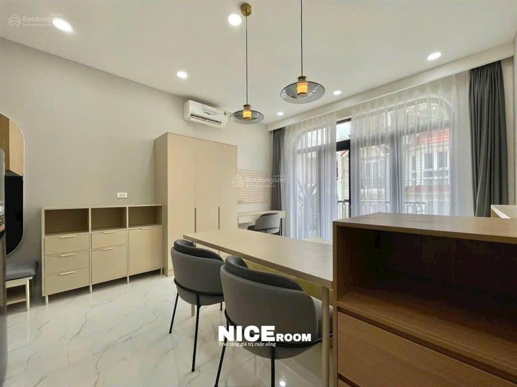 Phòng mới đẹp thang máy ban công. sạch đẹp tiện nghi . thuận tiện đi lại. giá 8.x tr