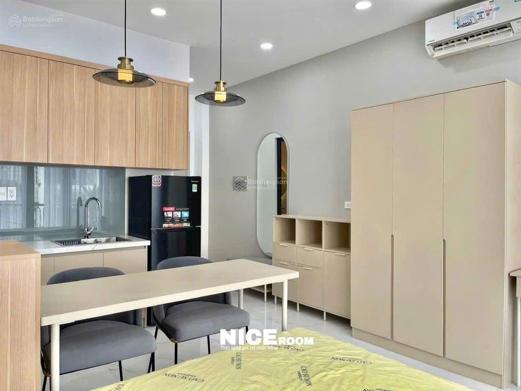 Phòng mới đẹp thang máy ban công. sạch đẹp tiện nghi . thuận tiện đi lại. giá 8.x tr