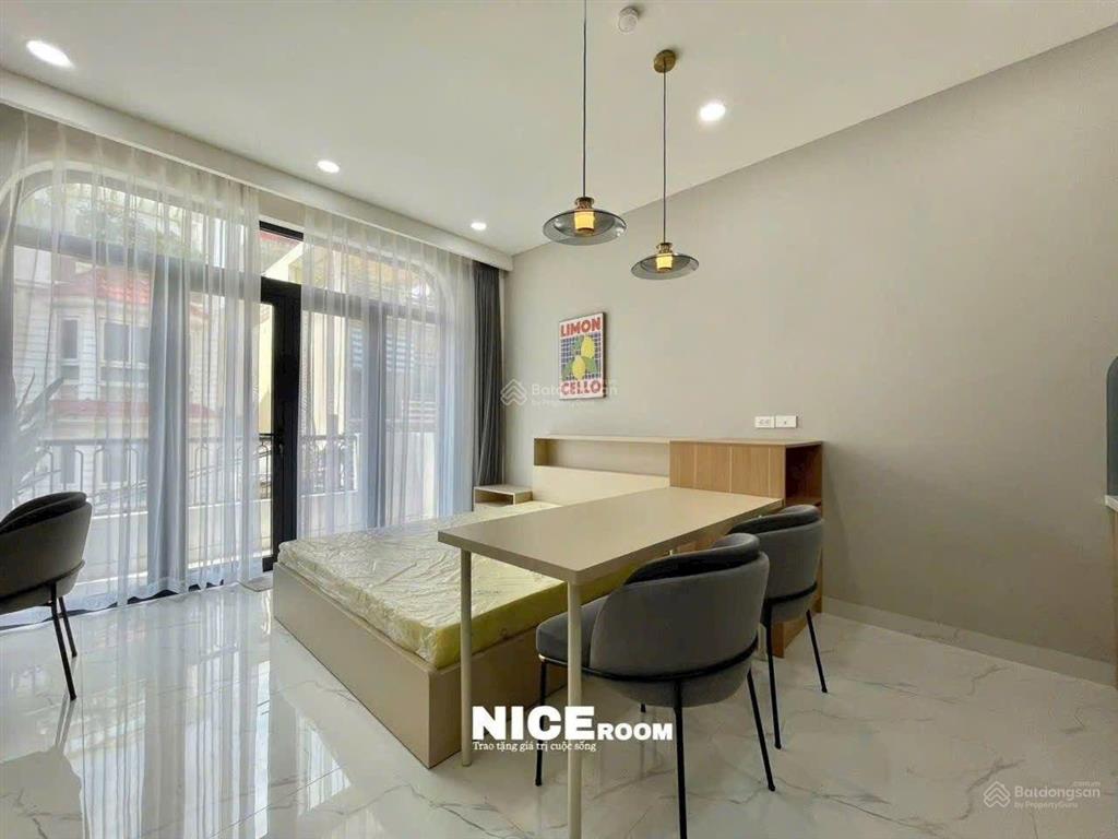 Phòng mới đẹp thang máy ban công. sạch đẹp tiện nghi . thuận tiện đi lại. giá 8.x tr