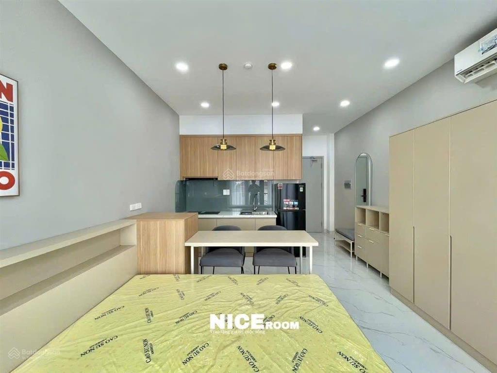 Phòng mới đẹp thang máy ban công. sạch đẹp tiện nghi . thuận tiện đi lại. giá 8.x tr